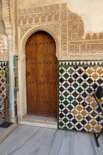 Maison alhambra dark door