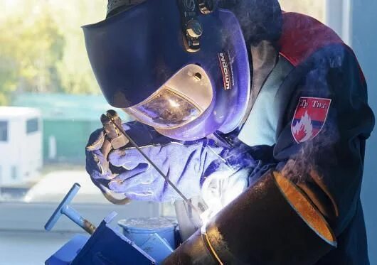 Электросварщик ручной сварки. Накс сварщика. Сварщик. Сварка газопровода. Сварщик нгдо вакансии.