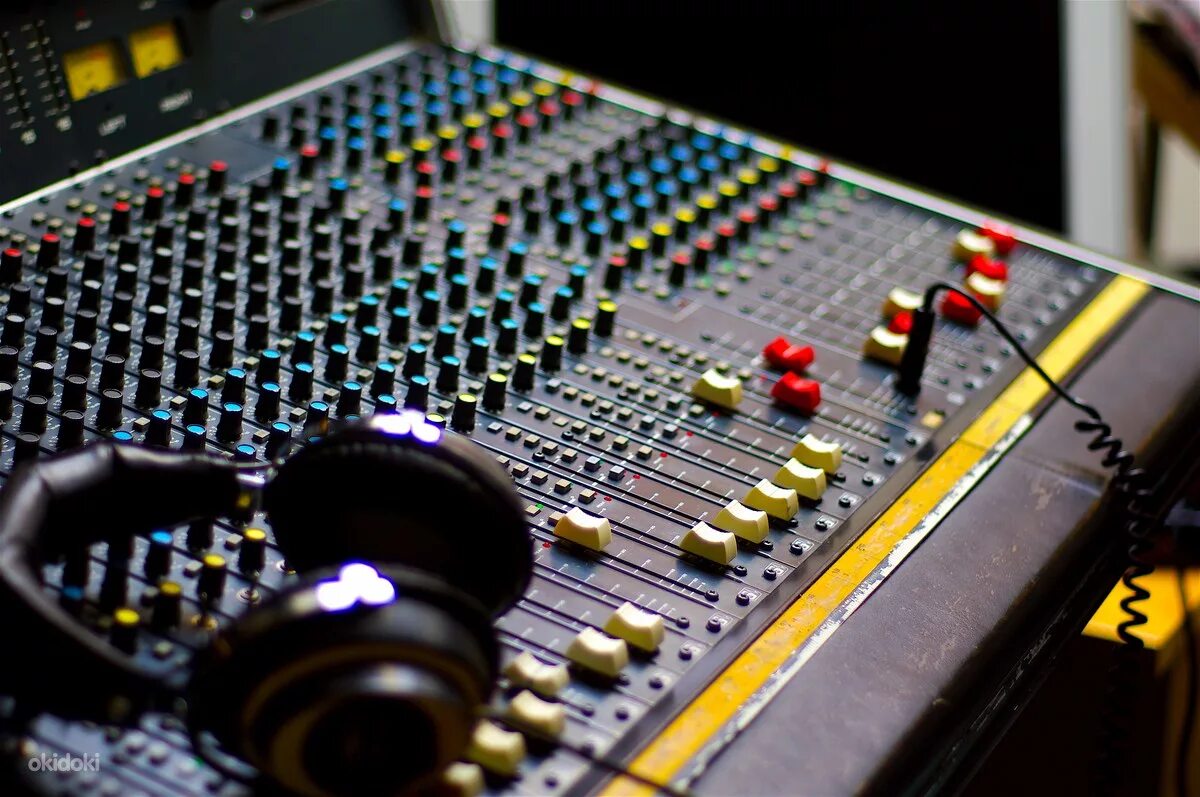 Микрофон в студии звукозаписи. Фонограмма исполнения. Фонограмма исполнения. Производители фонограмм. Фонограмма исполнения.