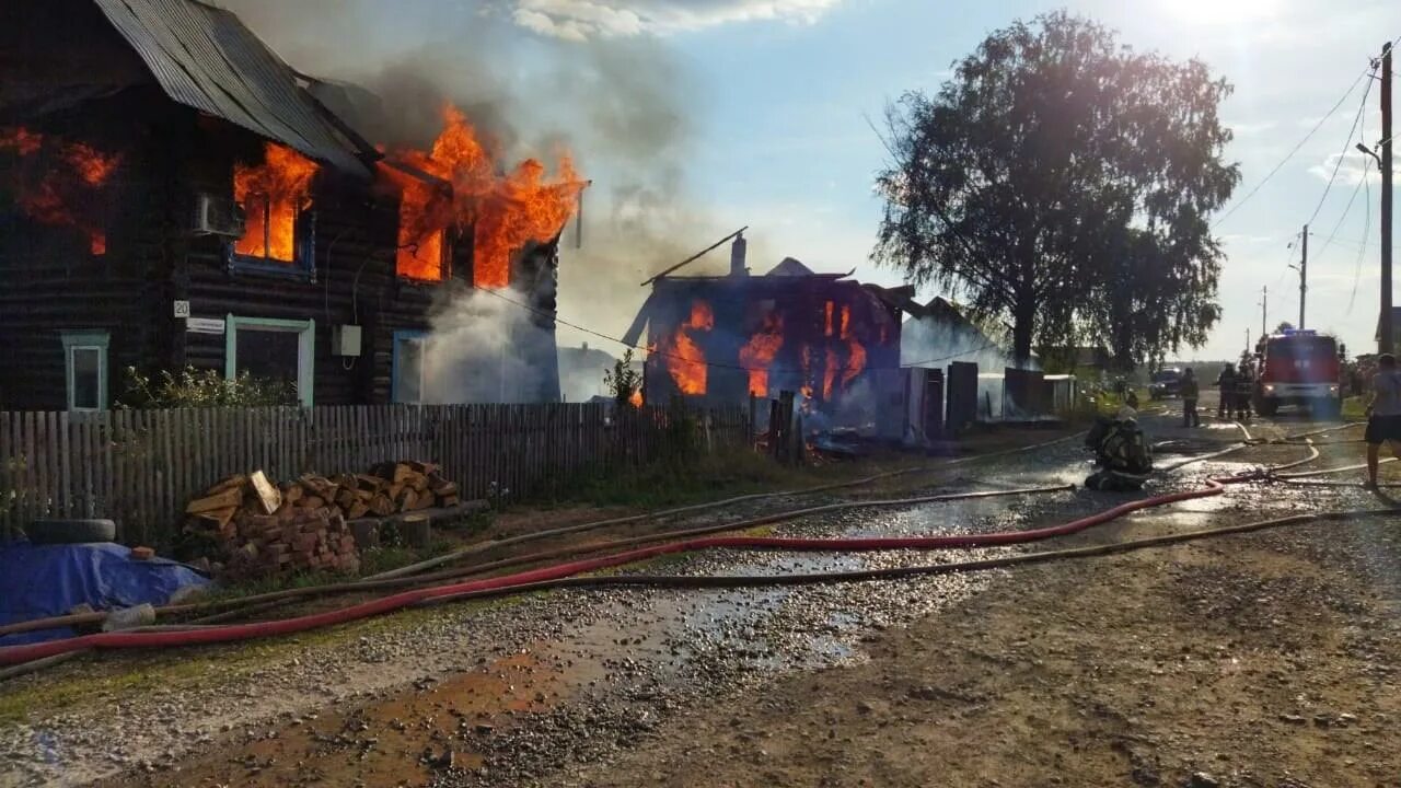 Пожар в бараке. Пожар в Ижевске. Пожар в Германии. В Можге сгорел дом. Горят два дома