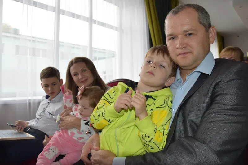 Гдз русский 9 класс бархударов 292. Папа дарит подарок. Мужчина дарит цветы женщине. Определите характер отношений между частями бсп. Дома фому встретили торжественно отец подарил мальчику.