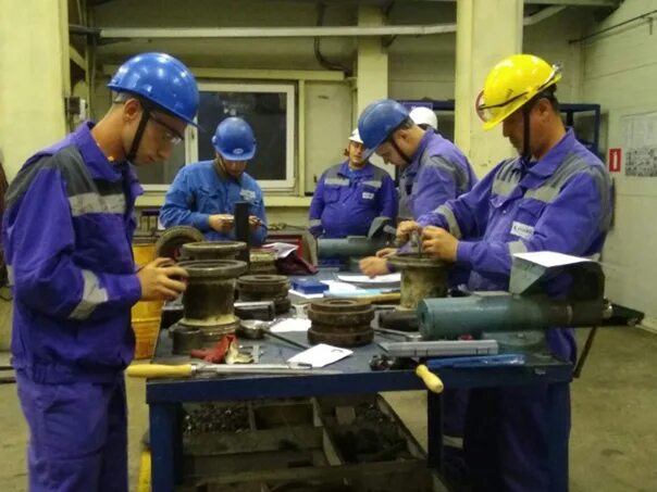 Профессия слесарь. Слесарь кемерово. Профессии нлмк. Праздник день слесаря. Слесарь.