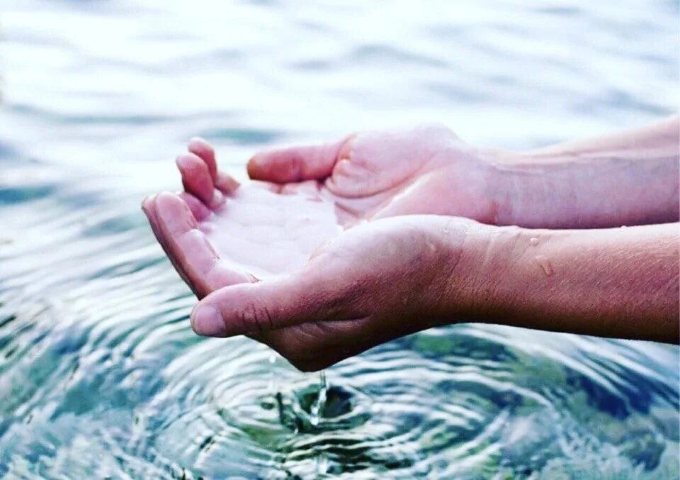 Вода в ладонях. Вода в руках. Вода в ладошках. Чистая вода в ладонях. Водички руки