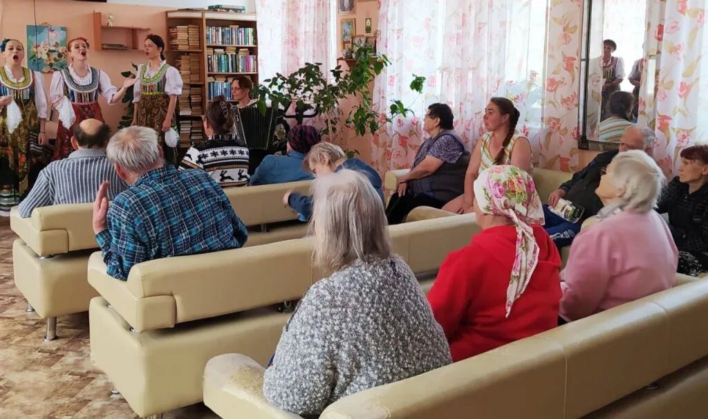 Посетили дом престарелых. Интернат для пожилых. дома инвалидов и престарелых. дом для пожилых людей. дом-интернат для престарелых и инвалидов.