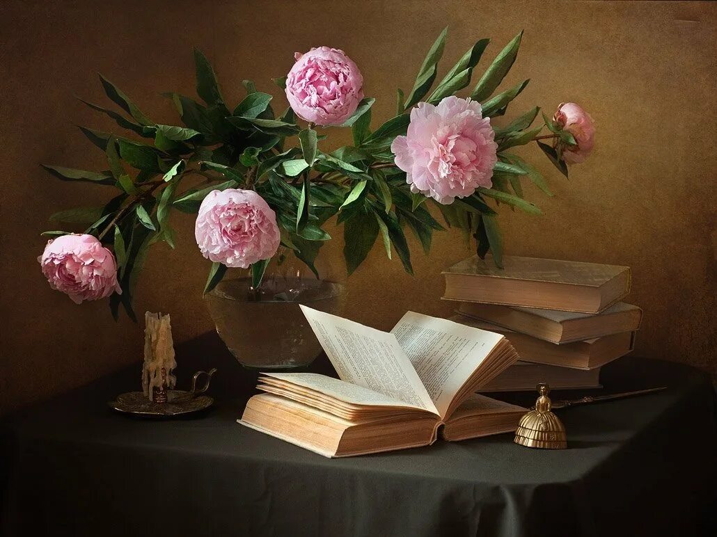Книга цветы пиона. Пионы на столе. Красивый фон пионы. Книга цветы. Красивые книги.