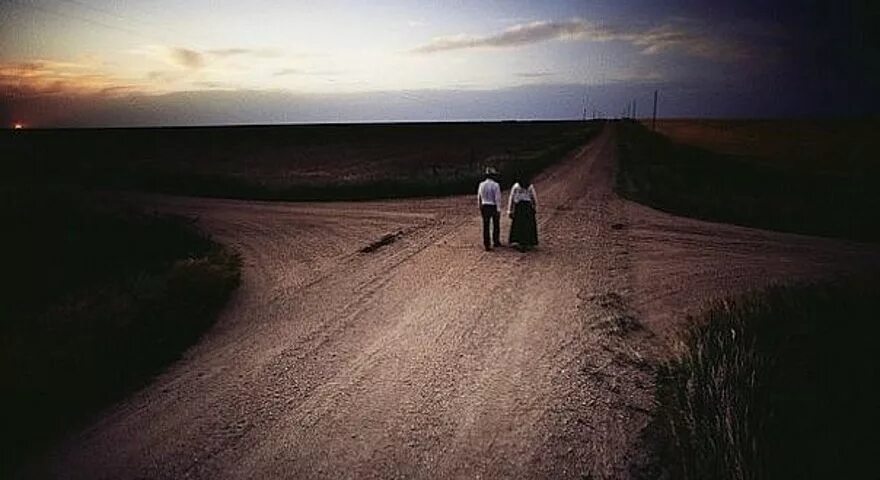 Мальчик на перекрестке дорог