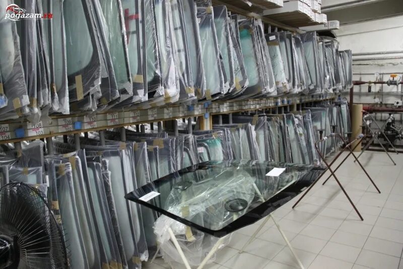 Лобовые стекла. Автомобильные стекла. Лобовые стекла интернет магазин. Лобовое стекло мерседес w204 с уплотнителем. Полки для автостекол.
