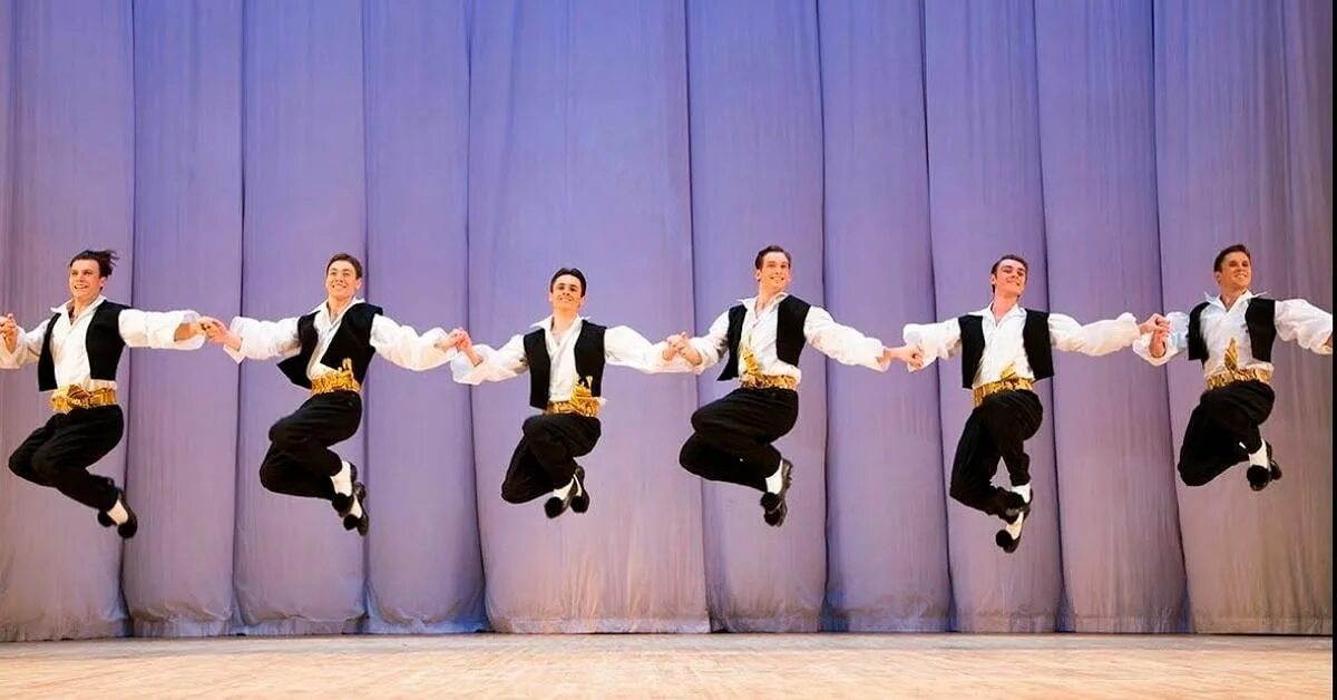 Ансамбль моисеева сиртаки. Народный танец греции сиртаки. Сиртаки танец древняя греция. Сиртаки танец видео. Греческий национальный костюм для танца сиртаки.