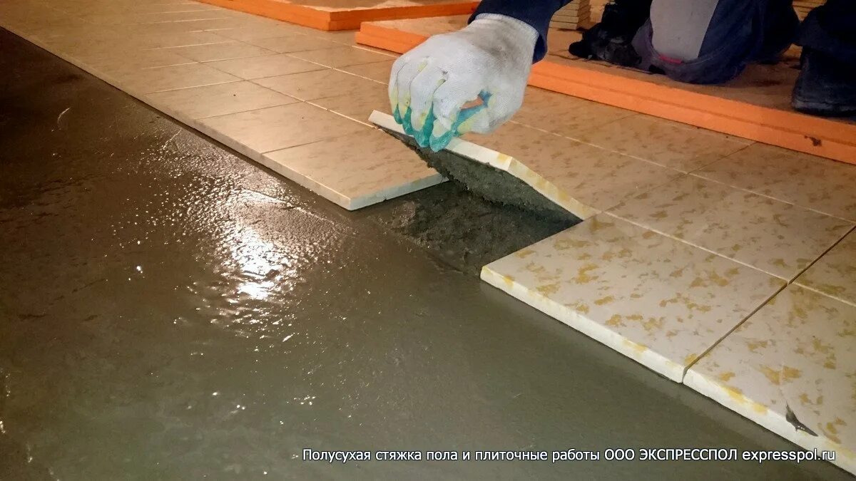 Класть плитку на полусухую стяжку. Стяжки для плитки. плитка на полусухую стяжку. стяжки для напольной плитки. виброукладка плитки.