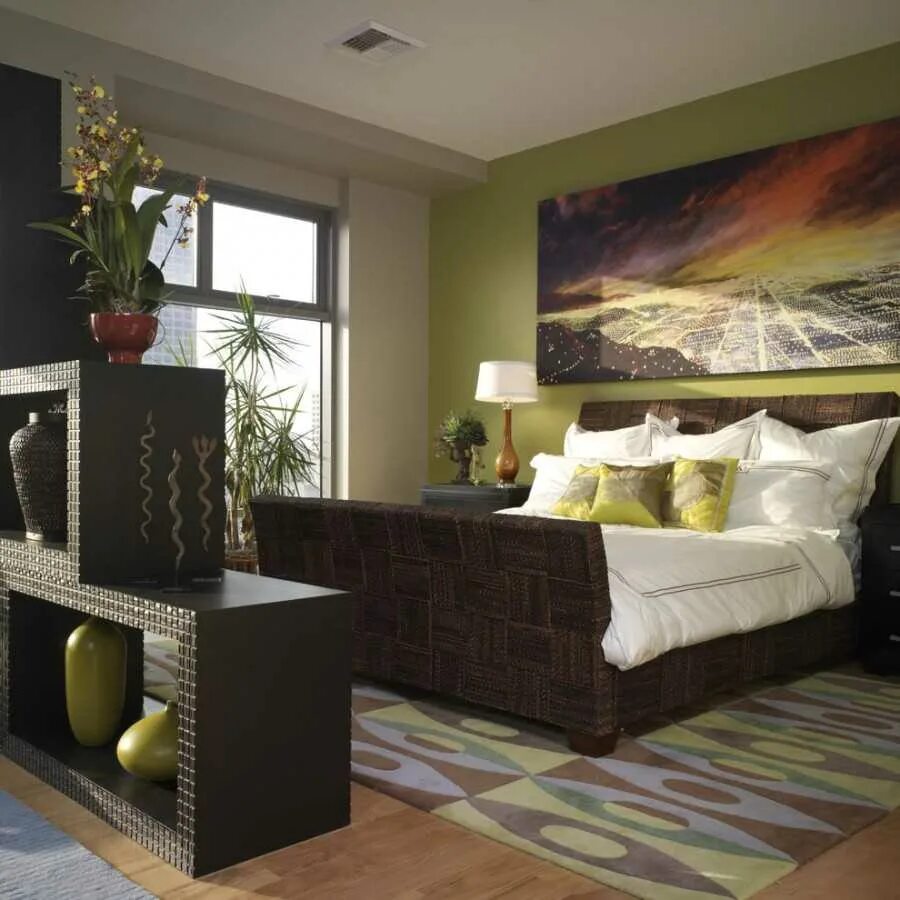 альня в оливковым тонах. зелёный цвет в интерьере гостиной. золотистый цвет стен. песочный цвет в интерьере. сочетание мебели и стен в интерьере.