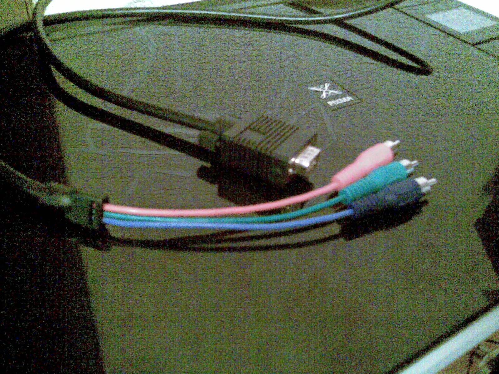 Телевизор без usb. Кабель LCD на телевизоре. Переходник разъемник с декодера Акадо к телевизору. Соединение лсд монитора к компьютеру. Штекера зеленый синий красный для подключения караоке на телевизор.