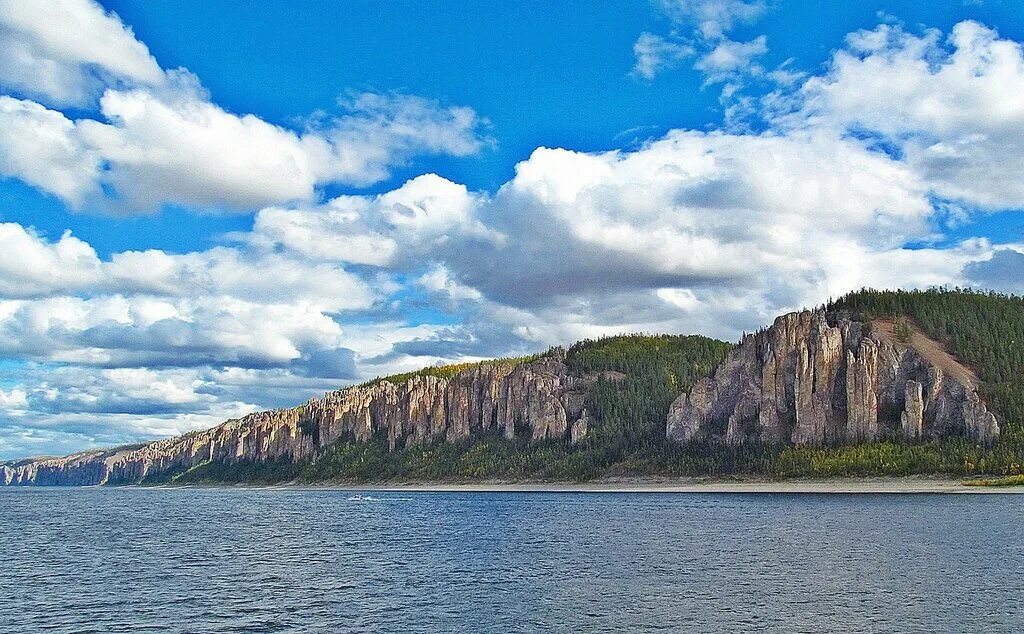 Река лена ленские столбы. Национальный парк ленские столбы. Река лена ленские столбы. Берег лены ленск. Якутск ленские столбы.