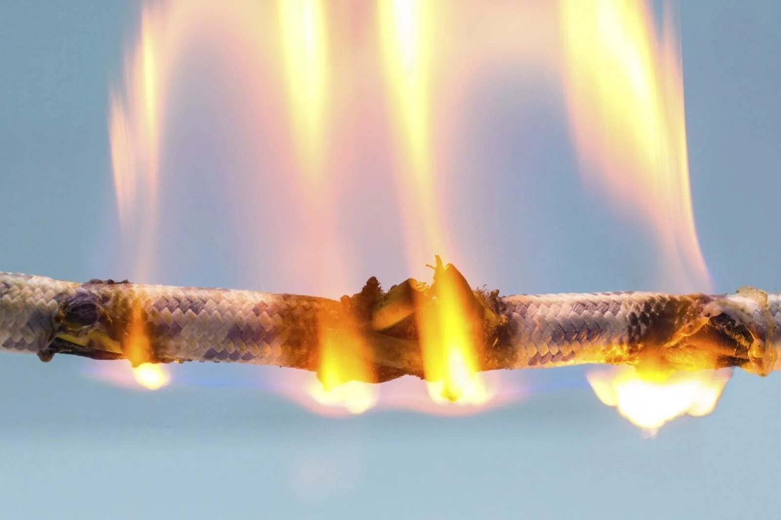 Короткое замыкание способы предотвращения. Короткое замыкание в электрических сетях. Электрическая дуга на подстанции. Трехфазное короткое замыкание схема. Короткое замыкание в электрических сетях.