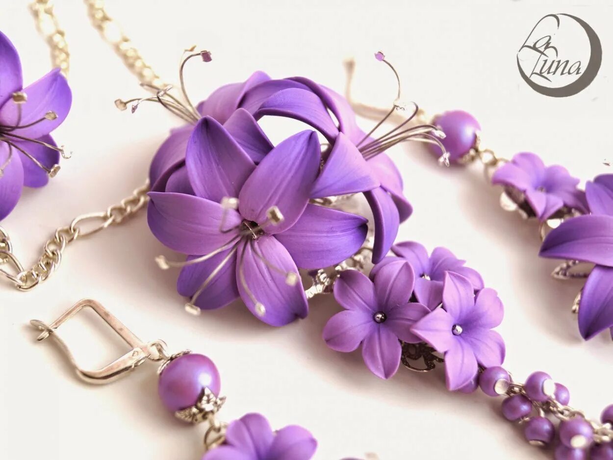 Украшения сиреневый салатовый. Украшения из александрита. Красивое колье. Фиолетовые украшения. Фиолетовая бижутерия.