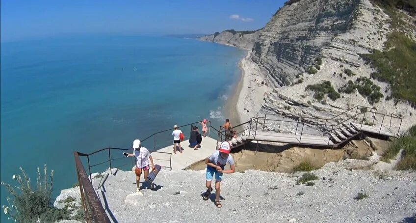 Круча. Геленджик круча спуск к морю. геленджик спуск к дикому пляжу. волчий спуск геленджик. веревочный спуск в геленджике на диком пляже.