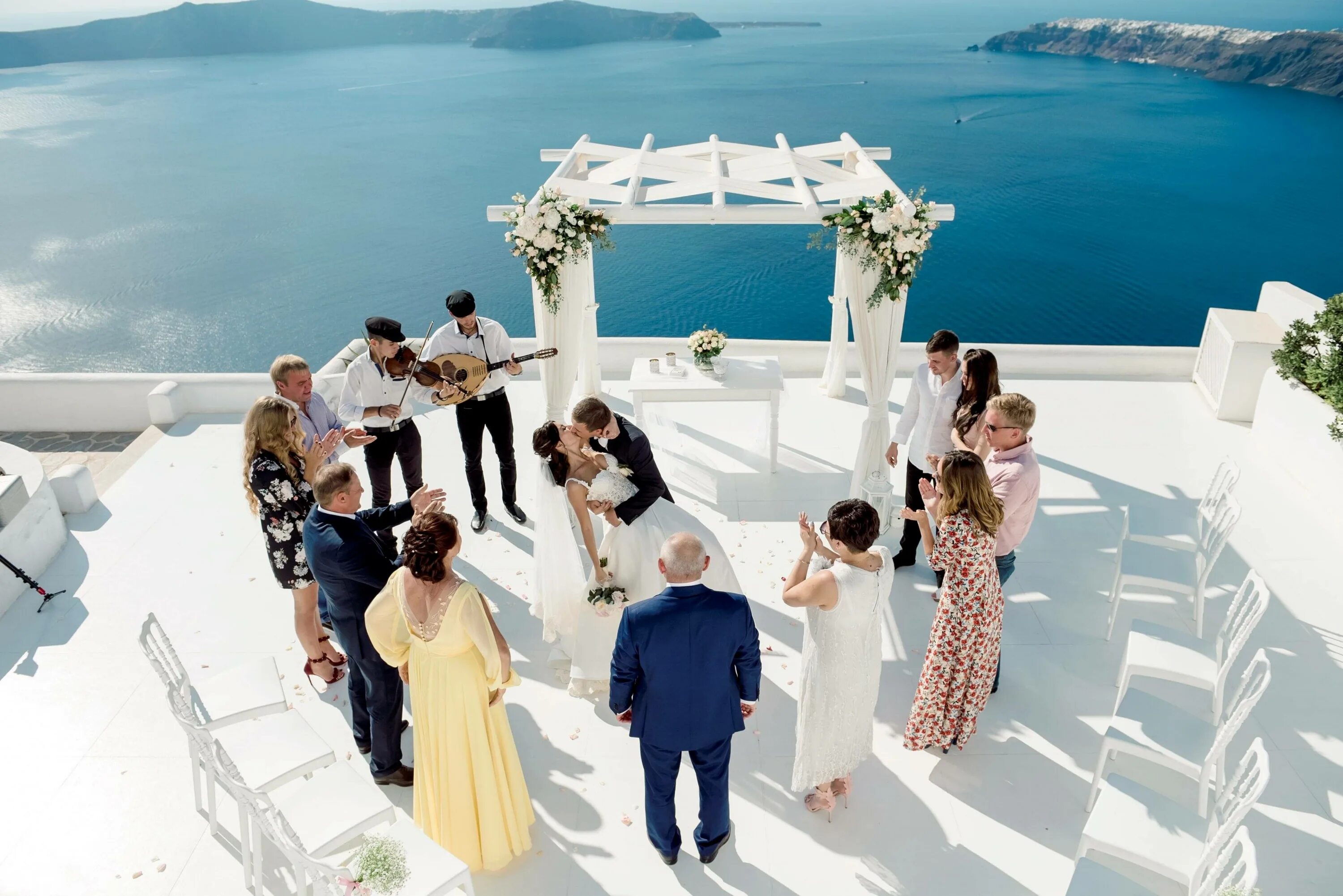 Красивые церемонии. Санторини Греция свадьба. Свадебная церемония остров Санторини. Греция остров Санторини свадьба. Свадьба на острове Санторини.