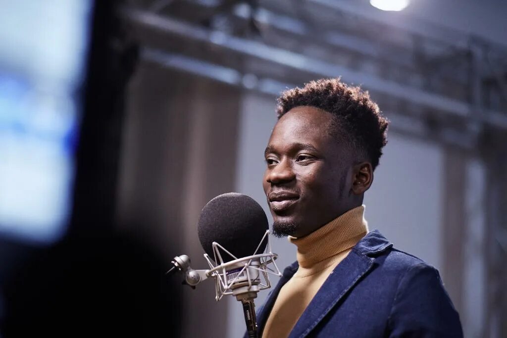 Включи песню мистера. Mr Eazi. Еази. Mr. Eazi performing.