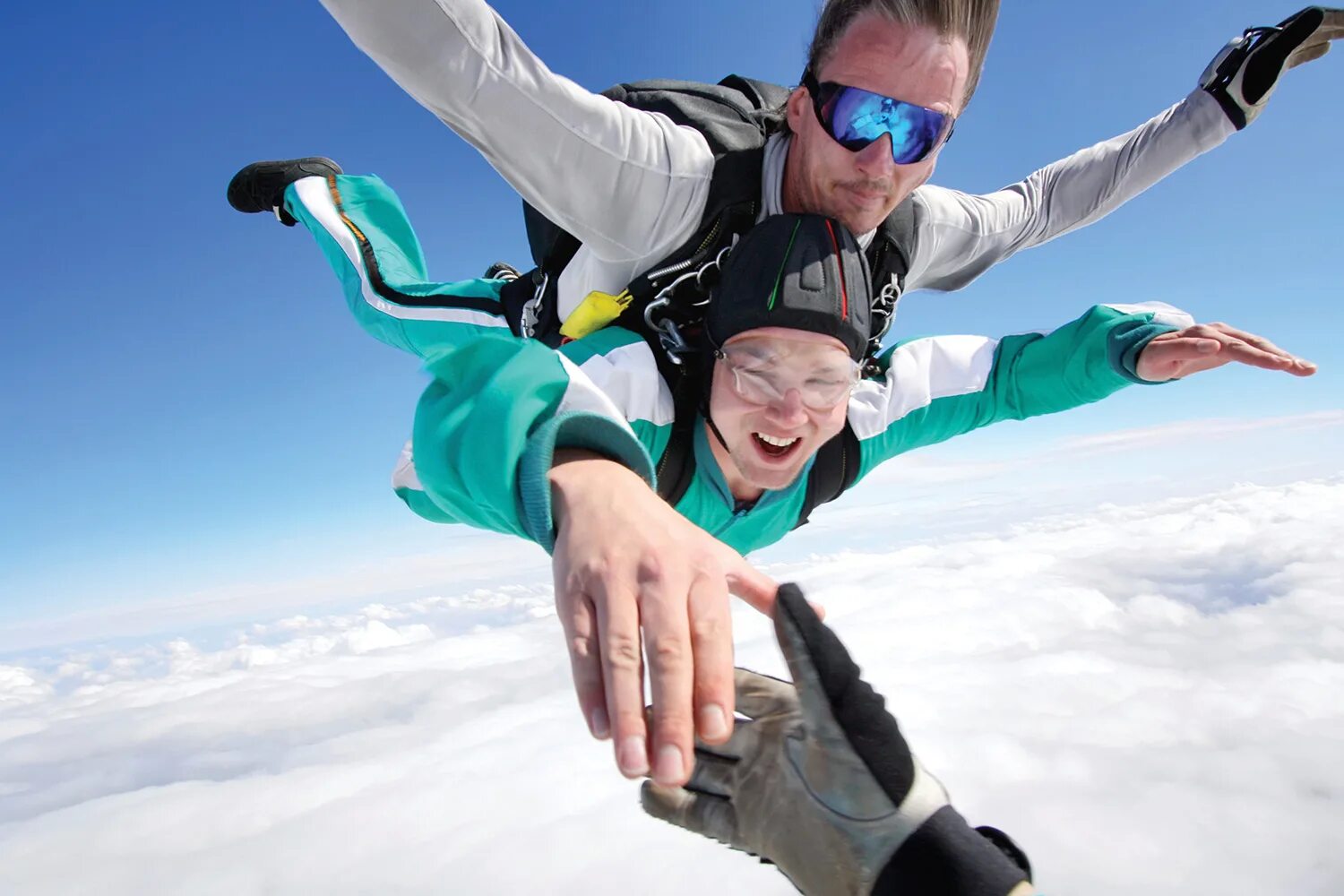 Экшн экшн. Экшн курс. Gopro на шлеме для сноуборда. Экшен камера на человеке. Экшн камера garmin.