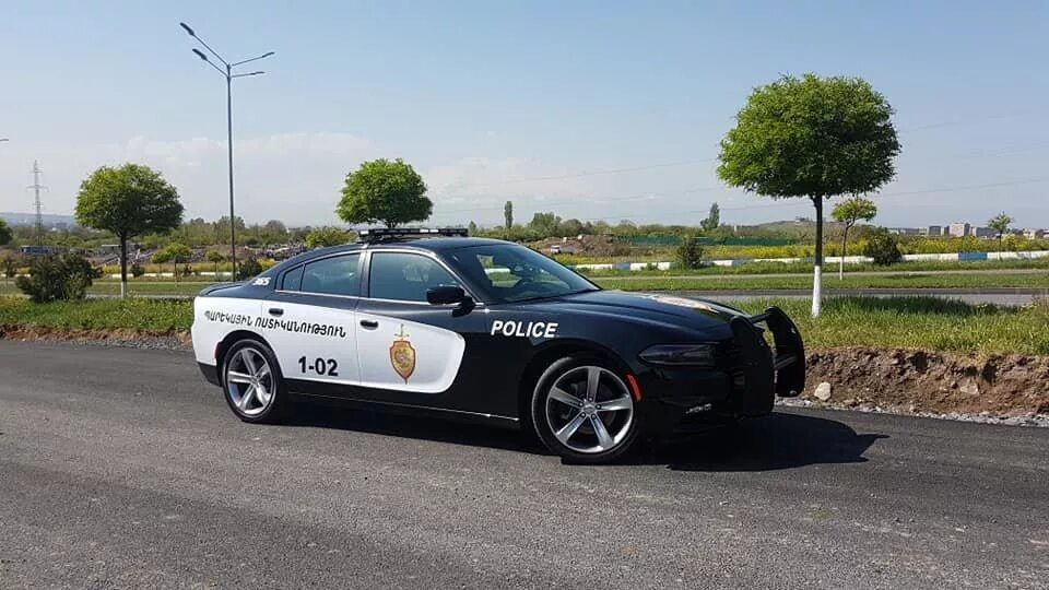 Гаи ереван. Додж Чарджер полиция Армении. Dodge Charger 2021 полиция. Полицейский патруль Армения. Автопарк полиции Армении.