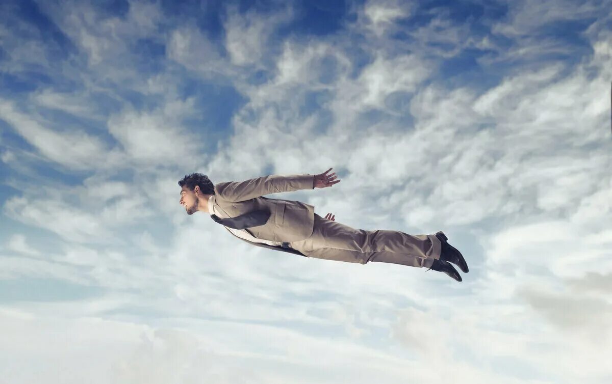 Человек падает с неба. Человек паадетс высоты. Человек в костюме падает. Падает вниз. Человек падает со скалы.