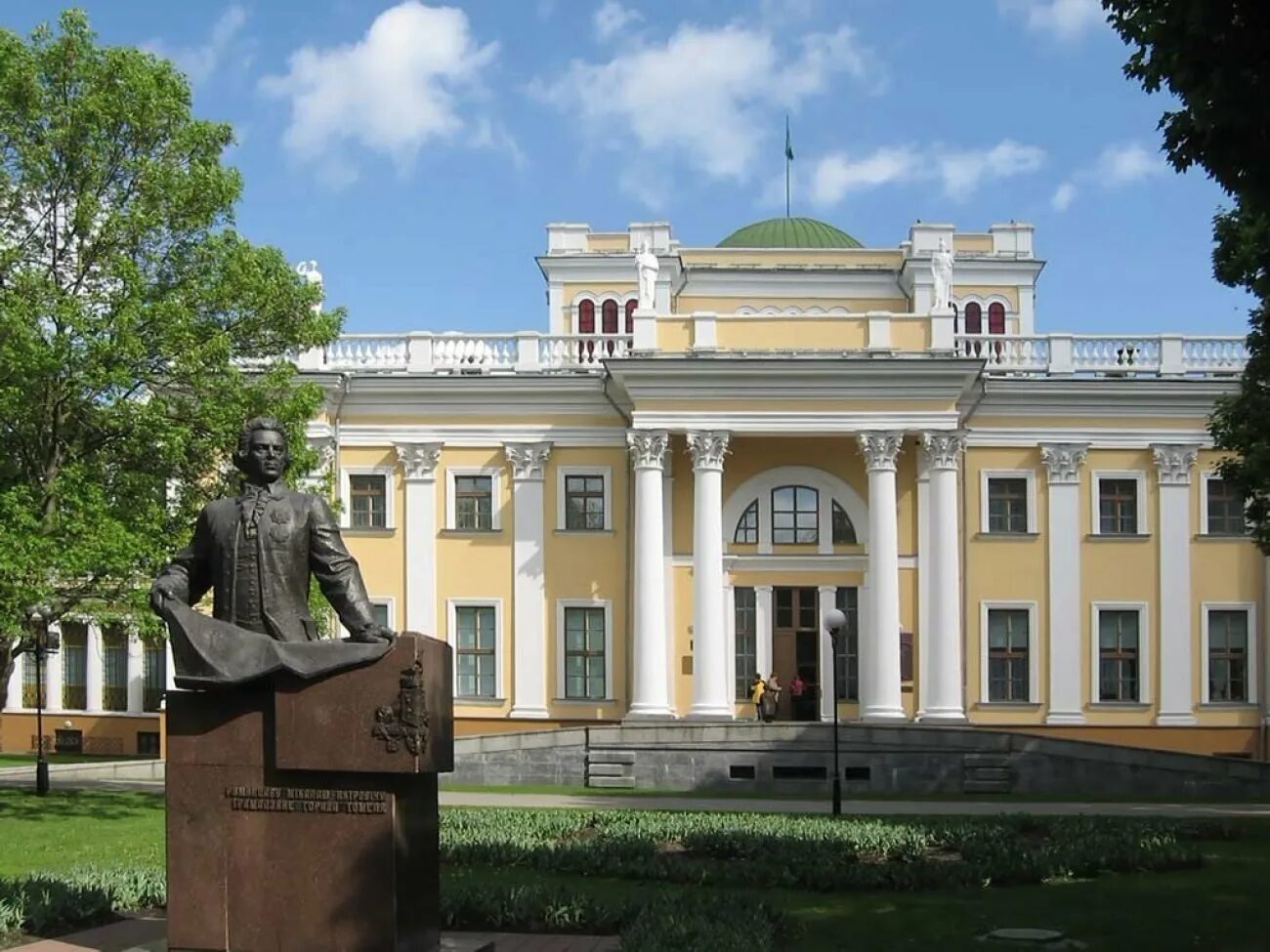 В какой стране находиться гомель. Гомель дворец Румянцевых Паскевичей. Дворцово парковый ансамбль Гомель. Дворцово-парковый ансамбль Румянцевых-Паскевичей. Гомель парковый ансамбль Паскевичей.