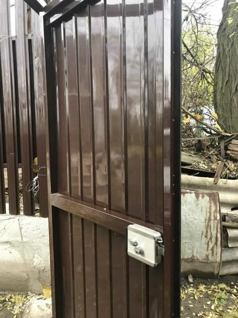Калитку самому. Калитка из профильной трубы 40 на 20 с врезным замком. калитка из профильной трубы 60х40 с электромеханическим замком. замок в калитку из профильной трубы 40 на 20. калитка с проф трубы 40х20.