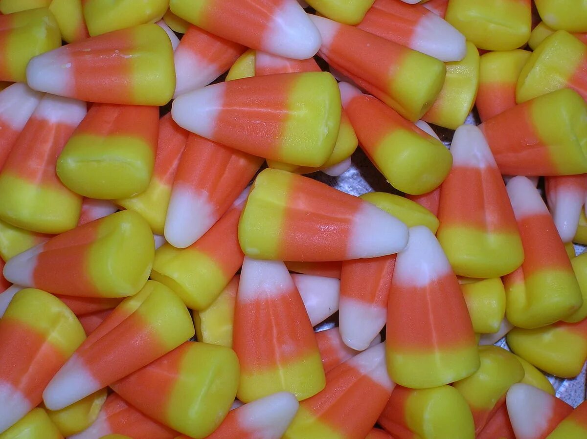 Candy corn. Кэнди Корн. Конфеты Кэнди Корн. Candy Corn Хэллоуин. Американские ириски.