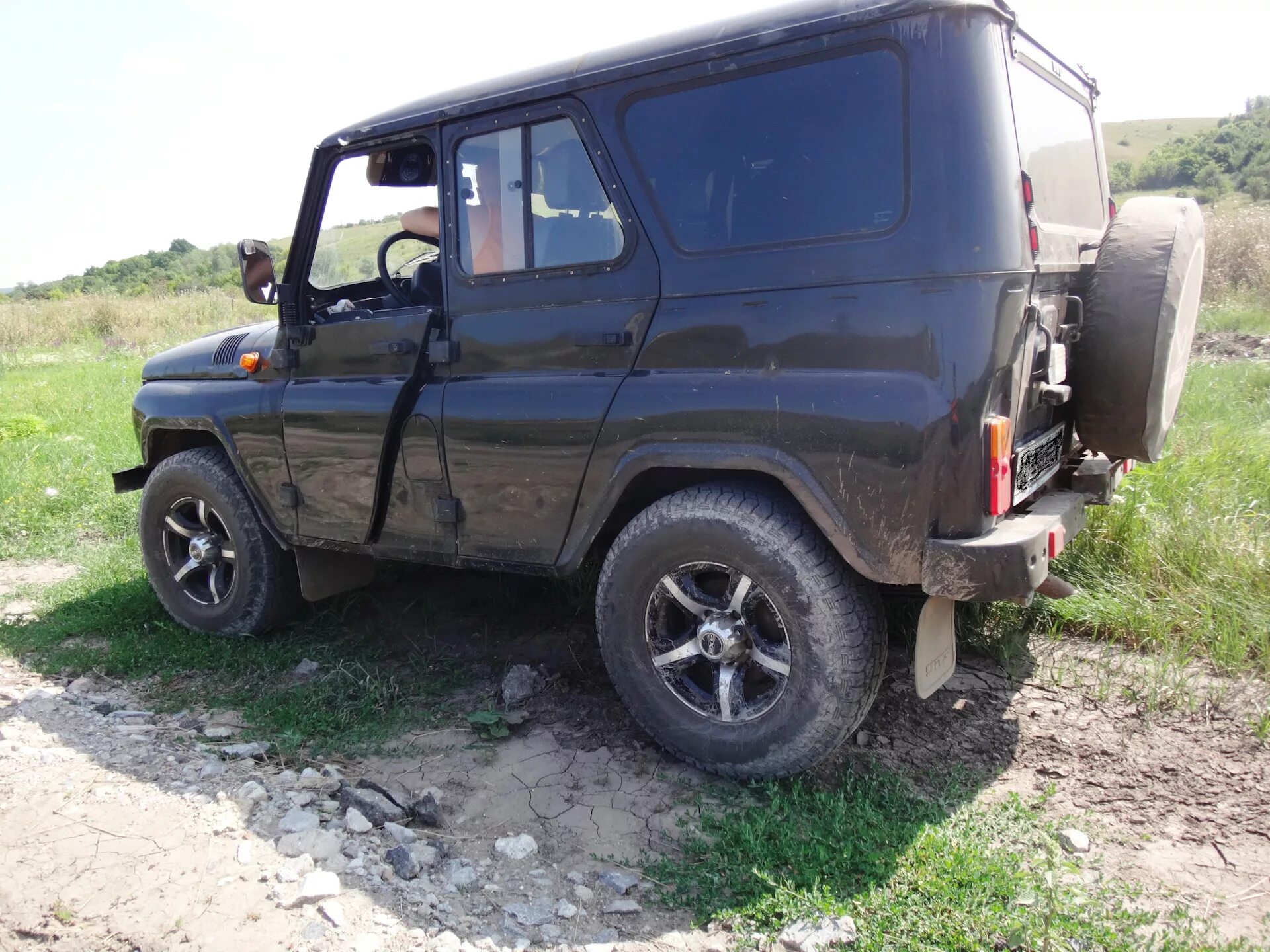 Какие диски поставить на уаз. 265/70 r16 на уаз хантер. уаз хантер 225 75 16. 235/75 r16 уаз хантер. уаз хантер на 16 колесах 265 75.