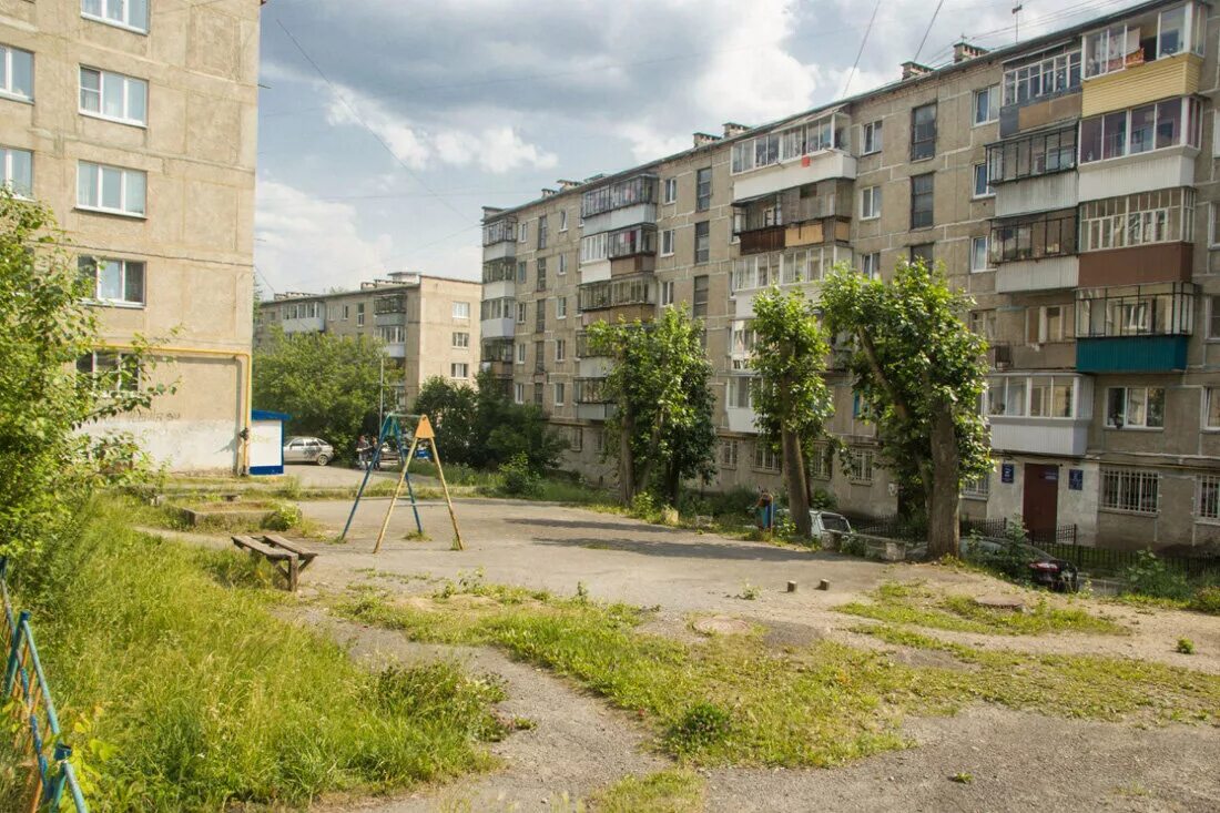 Причины двор. Дворы россии. дворы хрущевок. хрущевка двор. обычный российский двор.