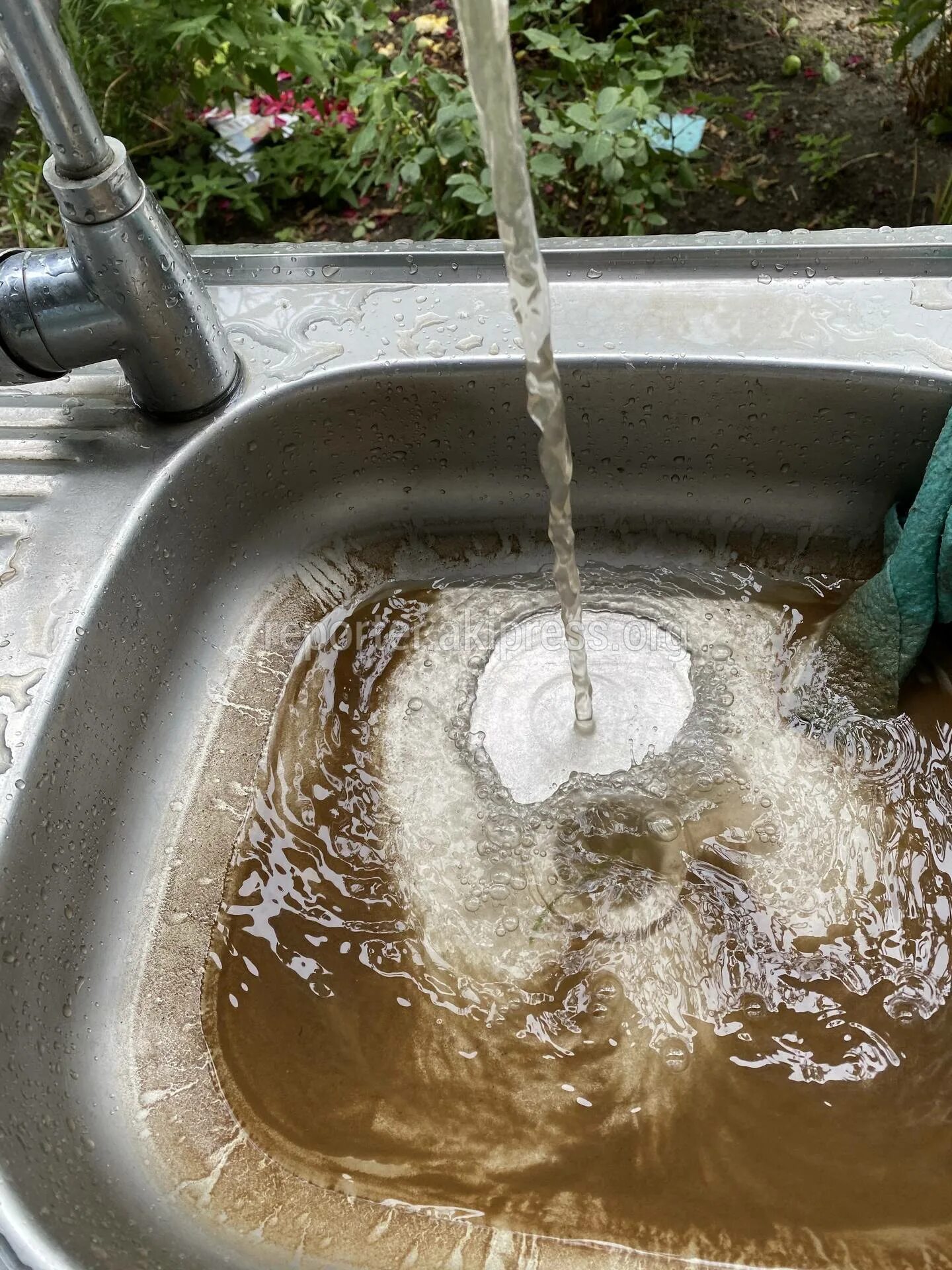 Грязная вода причины. Грязная вода. Водопроводная вода. Грязная питьевая вода. Водопроводная вода грязная.