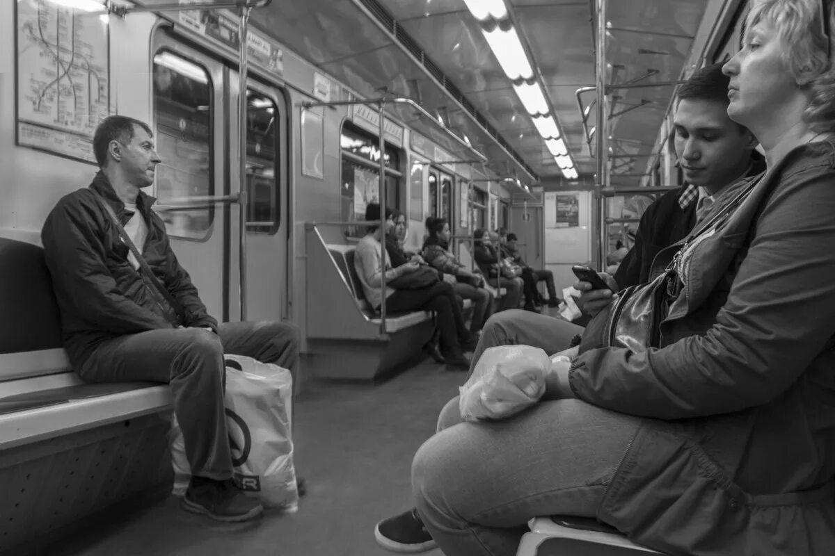 Чел в метро. Люди в метро. Человек сидит в метро. Грустные люди в метро. Профессиональные снимки в метро.