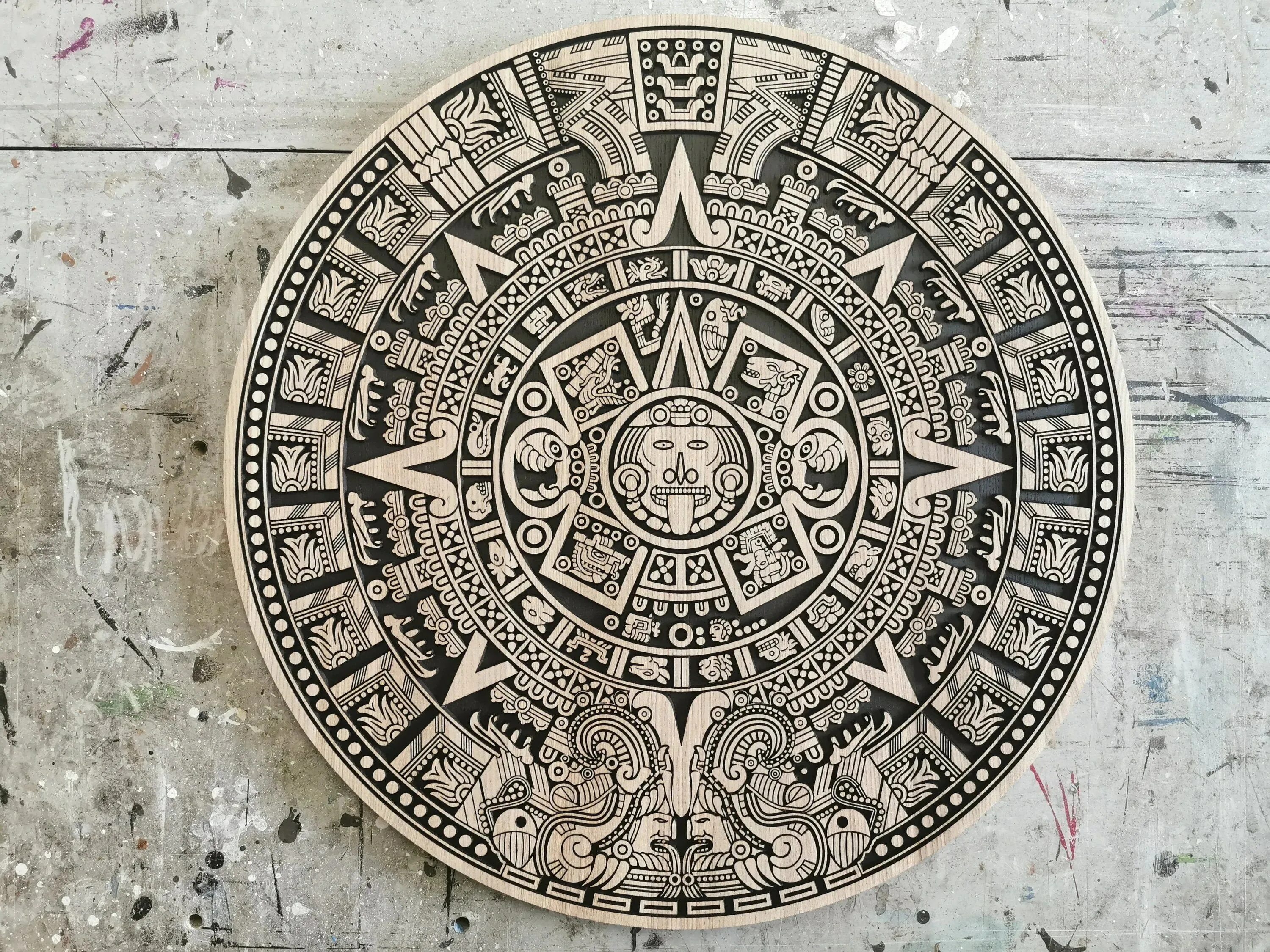 Календарь ацтеков. Камень солнца ацтеков. Алтарь камень солнца календарь ацтеков. Стена ацтеков. Ацтекские узоры.