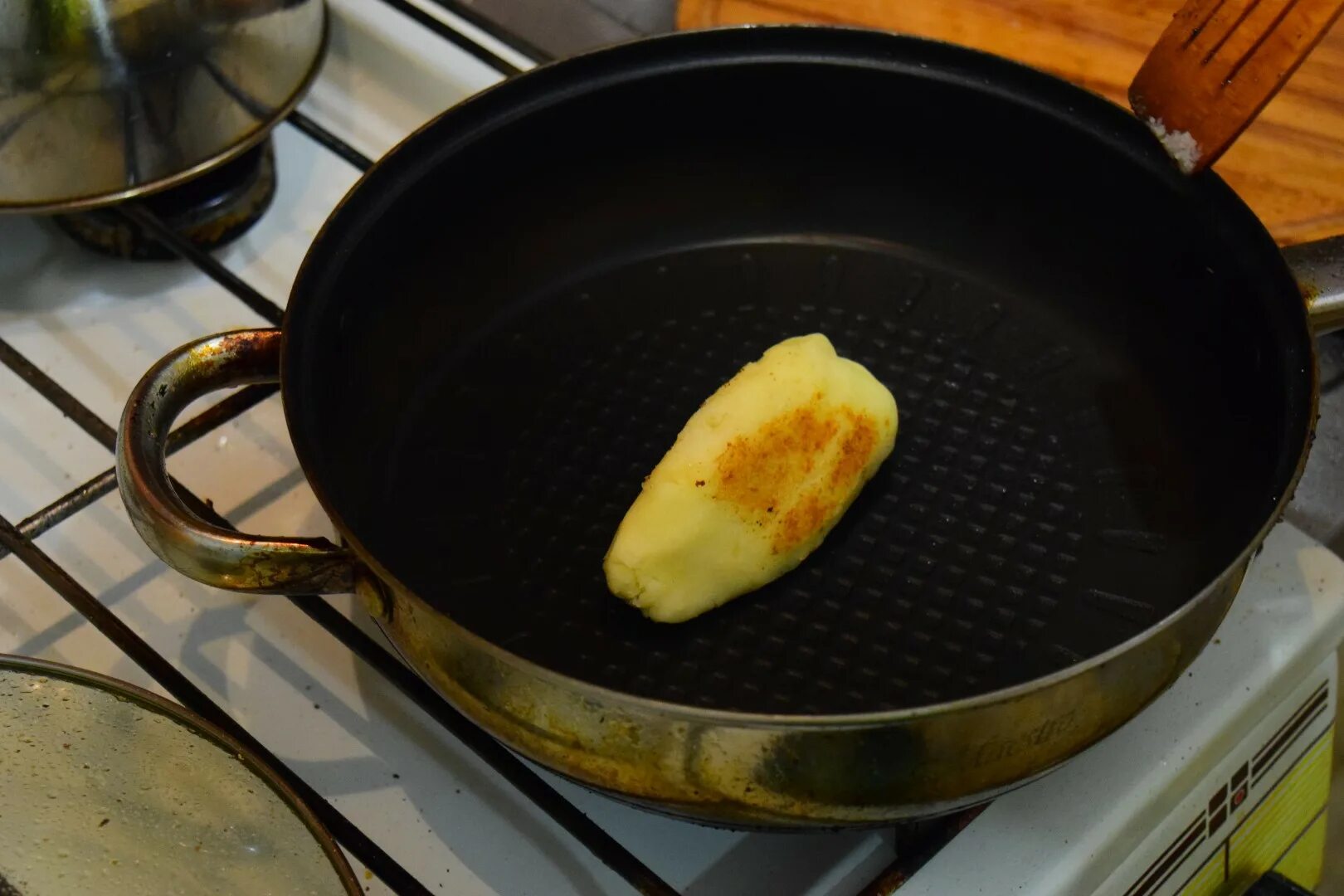 Нужно ли закрывать крышкой при жарке. Сковородка для жарки картошки. Жареная картошка на чугунной сковороде. Крышка на сковородку для жарки картофеля. Сковорода для жарки картошки каменная.