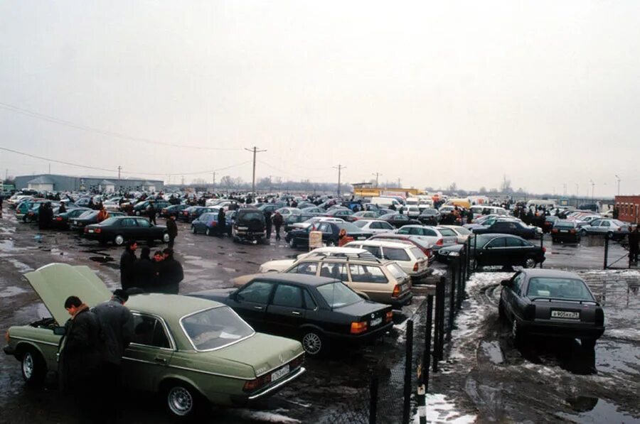 2000 год на продажу. Авторынок Владивостока в 90е. Южный порт авторынок 90х. Автомобильный рынок 90х Люберцы. Владивосток рынок в 90е.