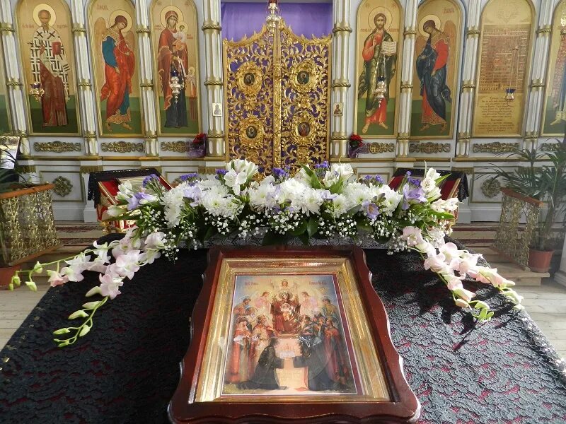 Похвала богородицы богослужение. Похвала пресвятой богородицы богослужение. праздник похвала пресвятой богородицы украшение храма. похвала богородицы служба. суббота акафиста цветы.