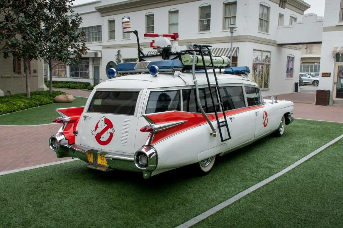 Охотники за привидениями автомобиль экто-1. Cadillac miller-meteor 1959 ecto-1. Кадиллак 1959 охотники за привидениями. Охотники за привидениями ecto-1. Cadillac miller-meteor 1984.