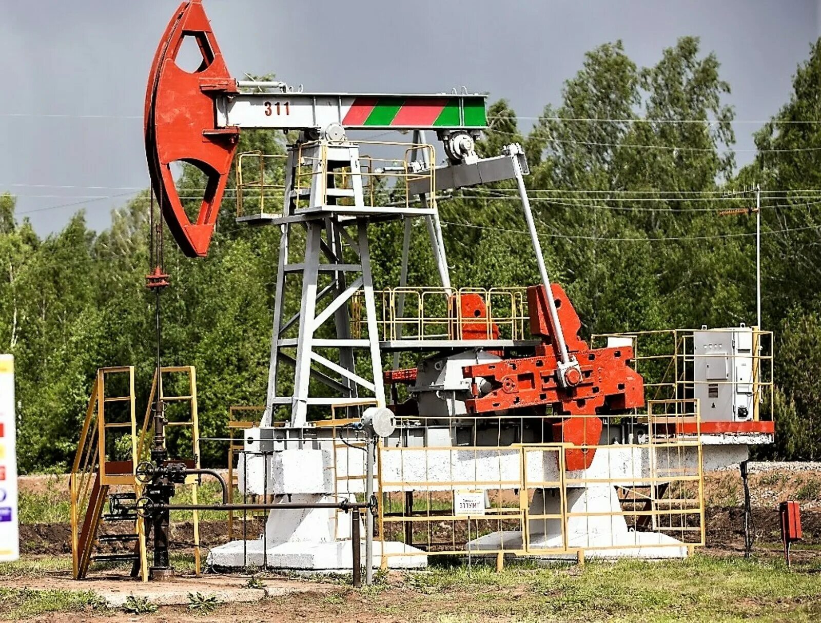 Нефтяные месторождения башкортостана. Станок качалка башнефть. башнефть-добыча нефтяные качалки. цифровое месторождение башнефть. башнефть нефтяные качалки.