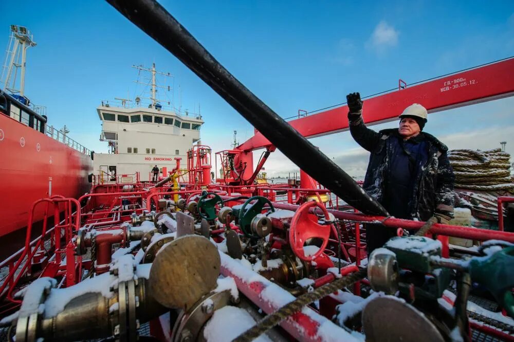 Бункеровочное судно. Бункеровка спг. Бункеровка судов топливом. Судно бункеровщик спг. Бункеровка танкера.