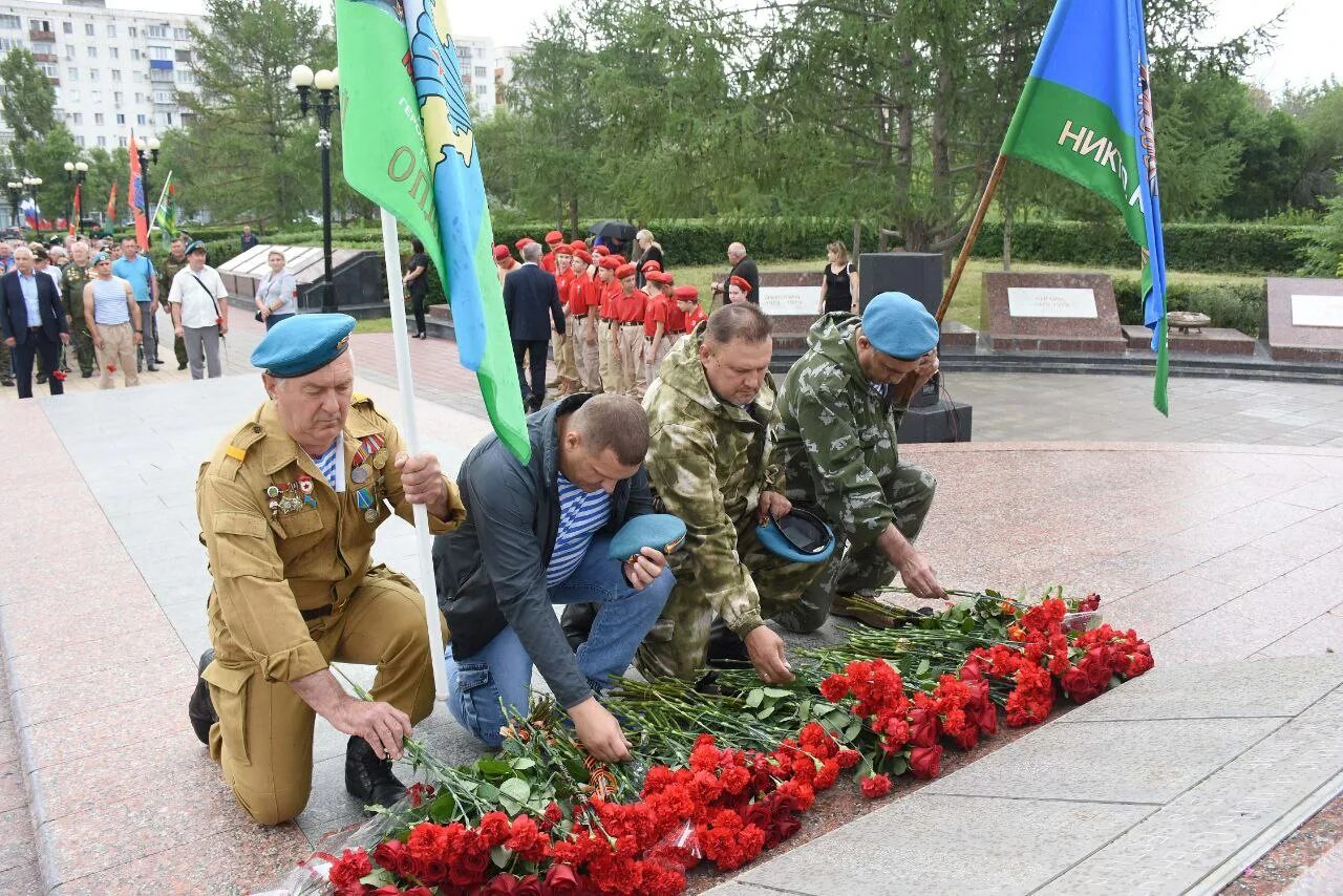 Памятник воинам интернационалистам в Оренбурге. Возложение цветов к памятнику воинам интернационалистам в Оренбурге. Мемориальный комплекс воинам - афганцам. Памятник воинам локальных войн.