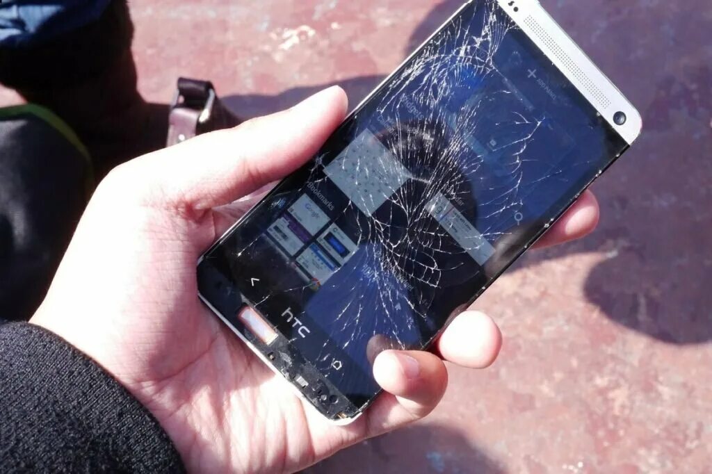 Трещина лежать. Разбитый смартфон. Смартфон с разбитым экраном. Сломанный смартфон.