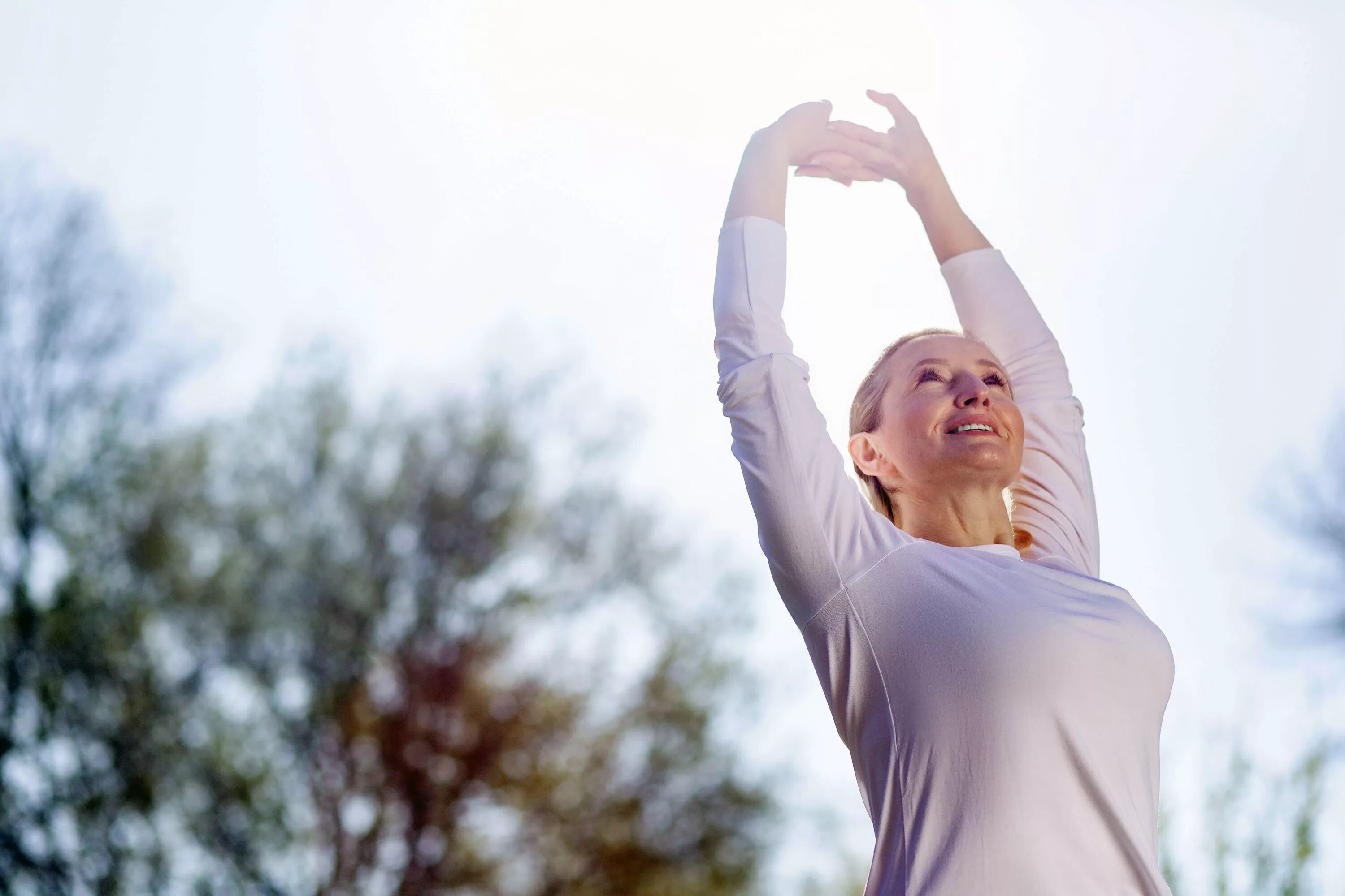 Health improved. Девушка радуется. Жизнерадостная женщина. Жизнерадостный человек. Здоровье женщины.