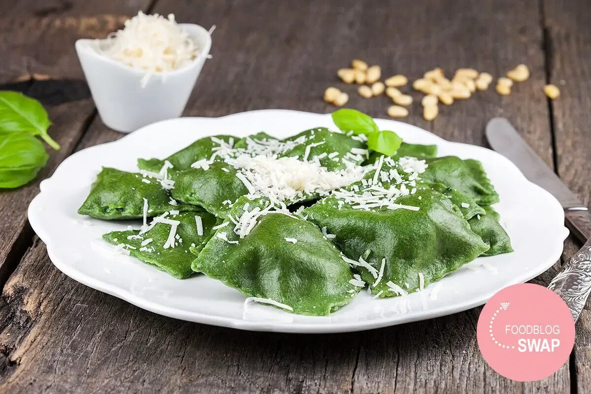 Вареники с рикоттой. Spinach ricotta Ravioli. Равиоли с бураттой. Зеленые равиоли со шпинатом. Равиоли с рикоттой и шпинатом.