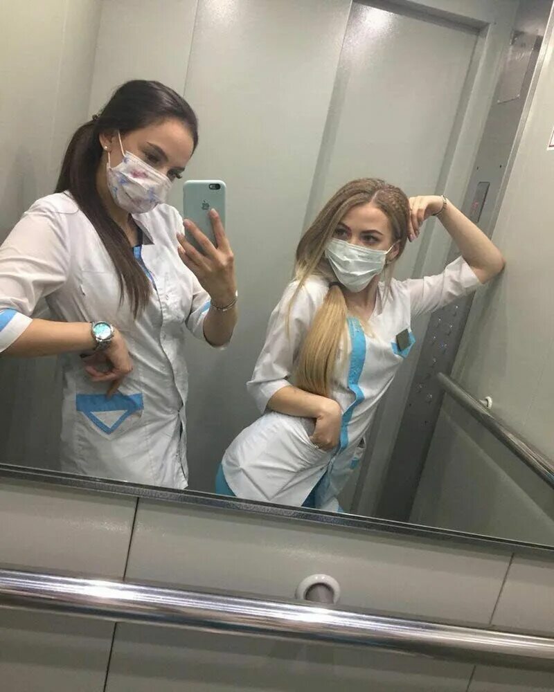 Фигуристая японка с медицинской маской на лице светит большой грудью во дворе