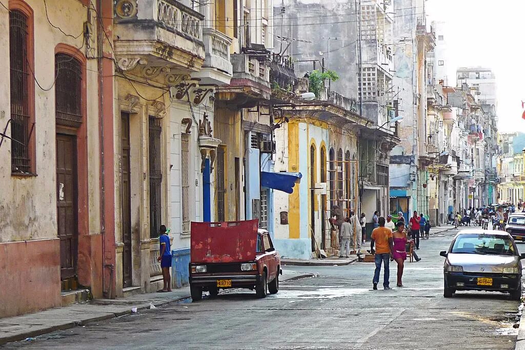 Куба настоящее время. Сьюдад-де-ла-Гавана улицы. Сьюдад-де-ла-Гавана города Кубы. Куба Гавана улицы. Гавана Италия.