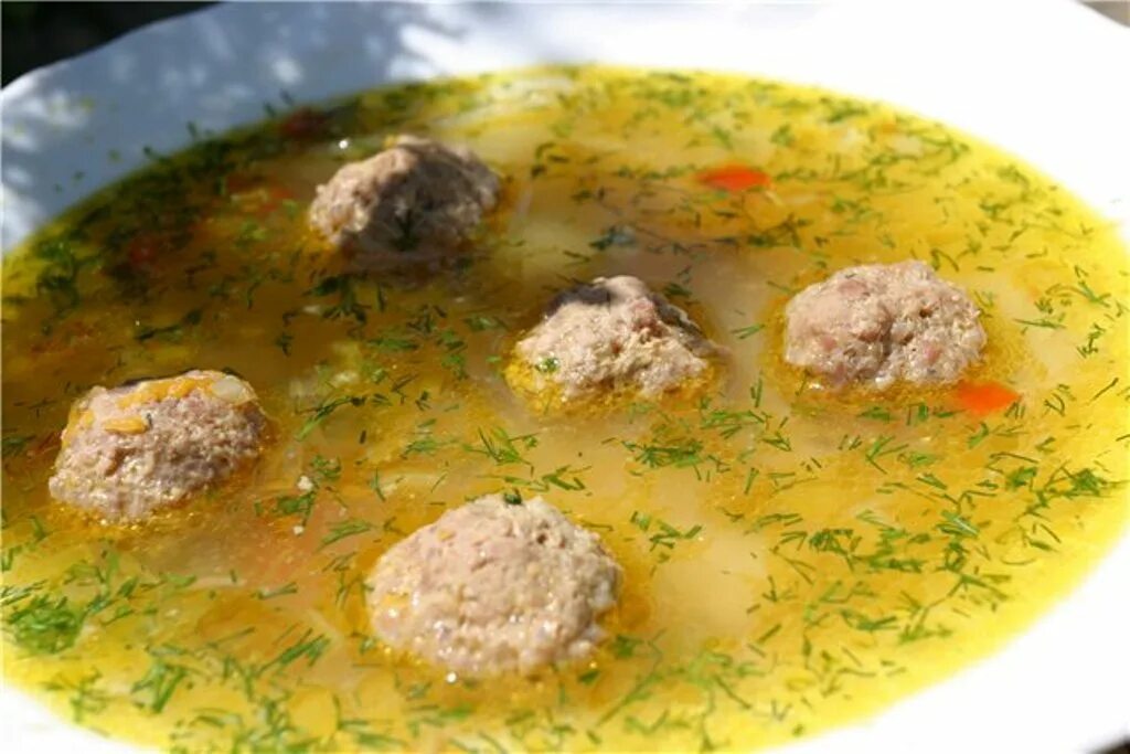 Суп из фарша с рисом и картошкой. Тефтелевый суп. консоме с фрикадельками. тефтелевый суп с картошкой. суп с фрикадельками.