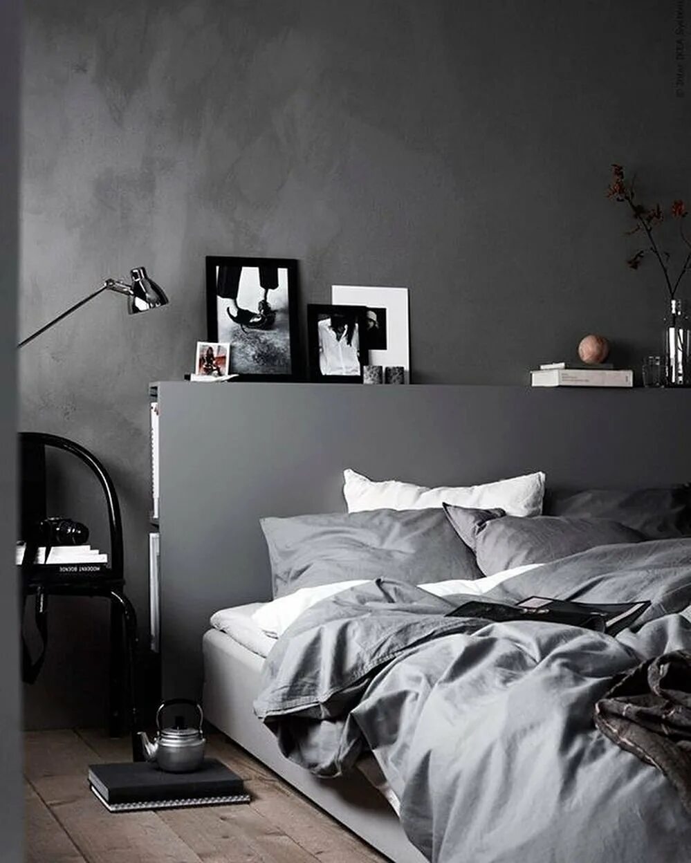 Спальня в сером цвете. Темно серые стены в интерьере. Серая стена. Спальня в серых тонах икеа. Стены серый графит.
