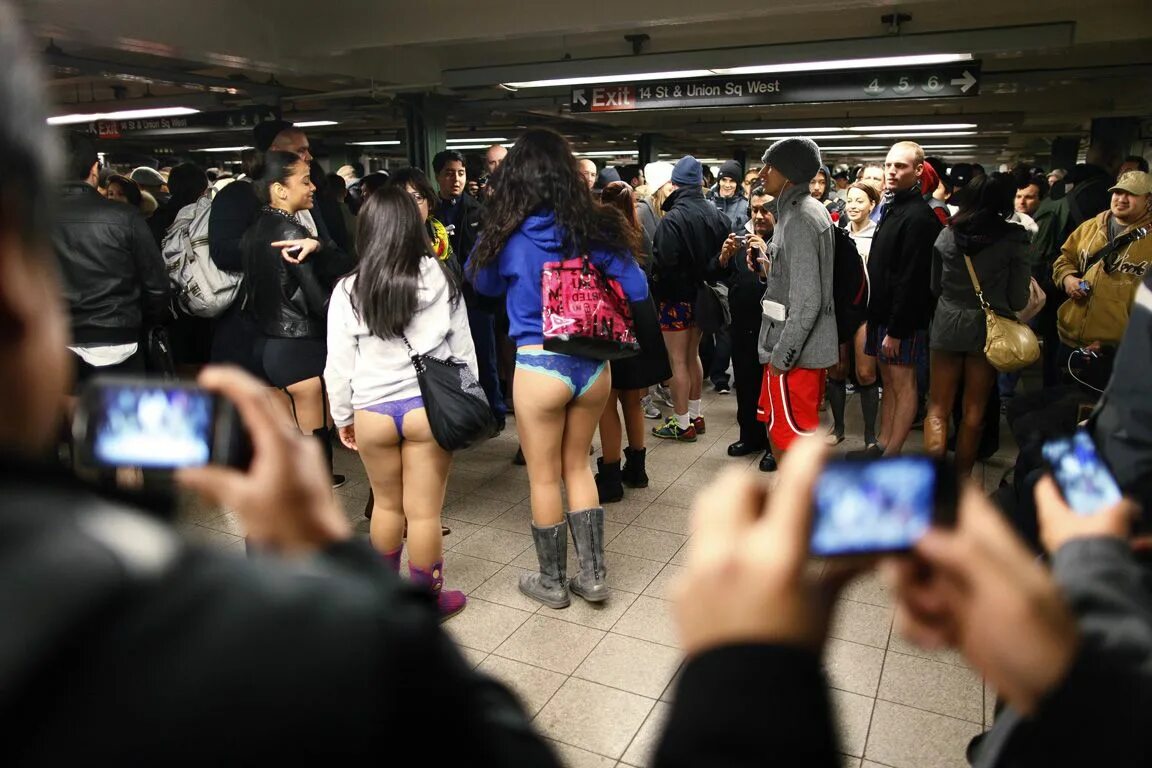 Акция в метро без штанов Нью Йорк. "No Pants Subway Ride Day". No Pants Subway Ride 2012. День без штанов в метро Нью-Йорка.