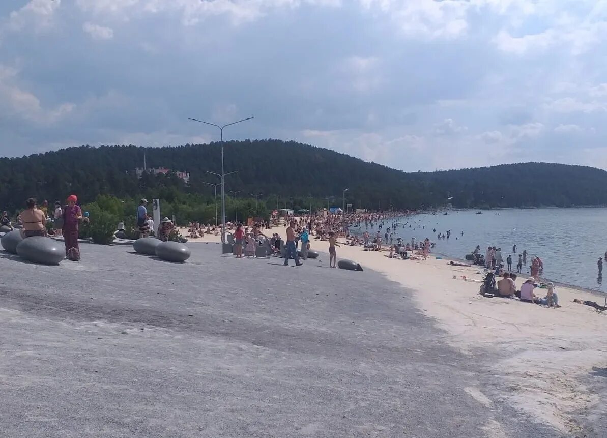 Озеро тургояк кемпинг. Температура тургояка. Городской пляж тургояк миасс. Миасс тургояк центральный пляж. Уральский байкал озеро тургояк.