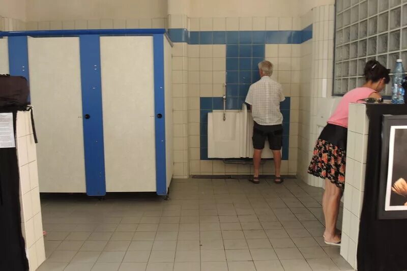 Девушка в раздевалке скрытая
