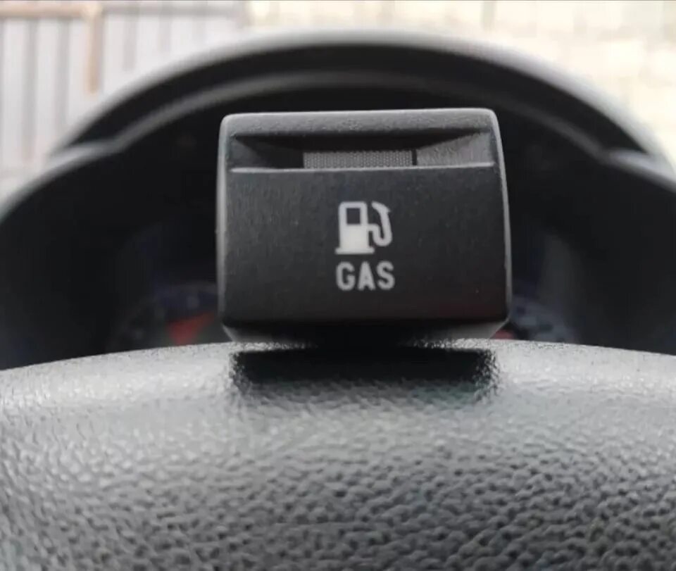 Кнопка gas. Кнопка гбо гранта фл. штатная кнопка газ приора. кнопка газ на гранту.